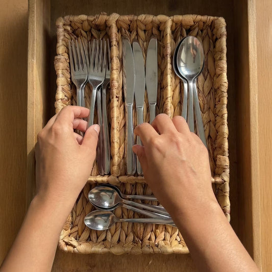 Organizador de Cubiertos Tejido en Fibras Naturales | Bandeja Artesanal para Cajón (Copia)